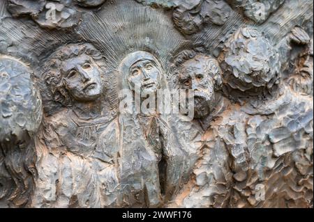 Die Himmelfahrt Jesu – das zweite ruhmreiche Geheimnis des Rosenkranzes. Eine Reliefskulptur auf dem Berg Podbrdo (der Hügel der Erscheinungen) in Medjugorje. Stockfoto