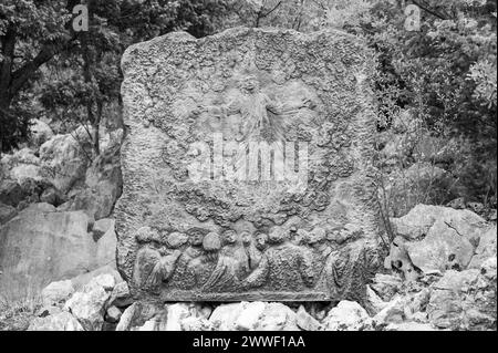 Die Himmelfahrt Jesu – das zweite ruhmreiche Geheimnis des Rosenkranzes. Eine Reliefskulptur auf dem Berg Podbrdo (der Hügel der Erscheinungen) in Medjugorje. Stockfoto