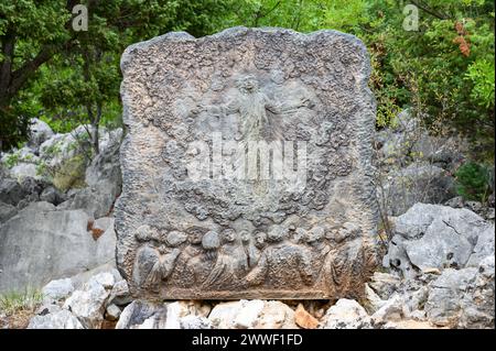 Die Himmelfahrt Jesu – das zweite ruhmreiche Geheimnis des Rosenkranzes. Eine Reliefskulptur auf dem Berg Podbrdo (der Hügel der Erscheinungen) in Medjugorje. Stockfoto