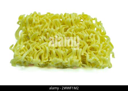 Trockene Instant-Nudeln isoliert auf weißem Hintergrund. Ramen-Nudeln Stockfoto