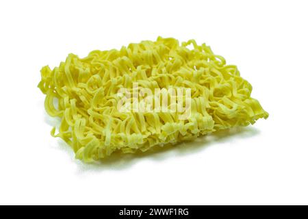 Trockene Instant-Nudeln isoliert auf weißem Hintergrund. Ramen-Nudeln Stockfoto