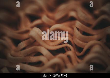 Textur trockener Instantnudeln. Ramen-Nudeln Hintergrund Stockfoto