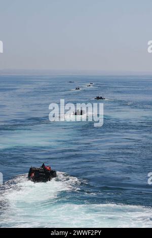 Amphibious Combat Vehicles (ACV), die dem Battalion Landing Team (BLT) 1/5, 15th Marine Expeditionary Unit (MEU) angehören, führen amphibische Operationen mit dem amphibischen Dock-Landungsschiff USS Harpers Ferry (LSD 49) im Pazifischen Ozean durch, am 21. März 2024. Harpers Ferry führt derzeit Routineoperationen in der 3. US-Flotte mit Elementen der 15. MEU durch. (Foto der US Navy von Mass Communication Specialist 2nd Class sang Kim) Stockfoto