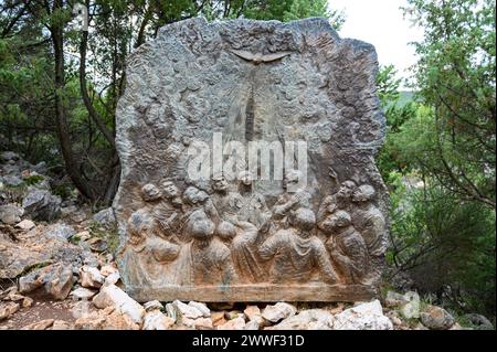 Die Herabkunft des Heiligen Geistes – das dritte ruhmreiche Geheimnis des Rosenkranzes. Eine Reliefskulptur auf dem Berg Podbrdo (der Hügel der Erscheinungen) in Medjugorje. Stockfoto