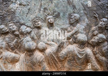 Die Herabkunft des Heiligen Geistes – das dritte ruhmreiche Geheimnis des Rosenkranzes. Eine Reliefskulptur auf dem Berg Podbrdo (der Hügel der Erscheinungen) in Medjugorje. Stockfoto