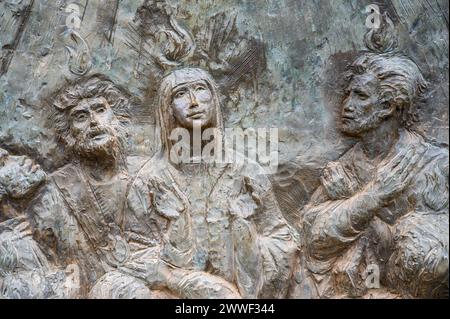 Die Herabkunft des Heiligen Geistes – das dritte ruhmreiche Geheimnis des Rosenkranzes. Eine Reliefskulptur auf dem Berg Podbrdo (der Hügel der Erscheinungen) in Medjugorje. Stockfoto