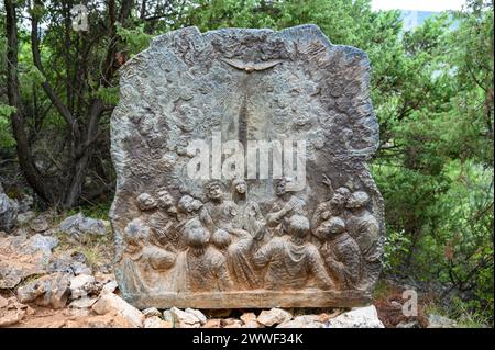 Die Herabkunft des Heiligen Geistes – das dritte ruhmreiche Geheimnis des Rosenkranzes. Eine Reliefskulptur auf dem Berg Podbrdo (der Hügel der Erscheinungen) in Medjugorje. Stockfoto