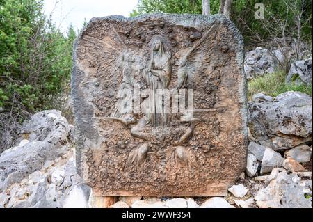 Mariä Himmelfahrt – Viertes ruhmreiches Geheimnis des Rosenkranzes. Eine Reliefskulptur auf dem Berg Podbrdo (der Hügel der Erscheinungen) in Medjugorje. Stockfoto