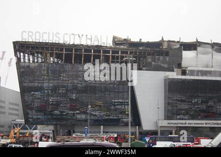 Moskau, Russland. März 2024. Das Rathaus von Crocus wurde nach einem Terroranschlag zerstört, bei dem mindestens 133 Menschen ums Leben kamen. Dieser Angriff auf einen beliebten Konzertsaal ist der tödlichste Terrorakt in der russischen Hauptstadt seit mehr als einem Jahrzehnt. Quelle: SOPA Images Limited/Alamy Live News Stockfoto