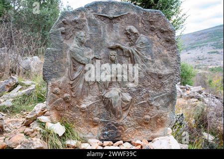 Die Krönung Mariens – das fünfte ruhmreiche Geheimnis des Rosenkranzes. Eine Reliefskulptur auf dem Berg Podbrdo (der Hügel der Erscheinungen) in Medjugorje. Stockfoto