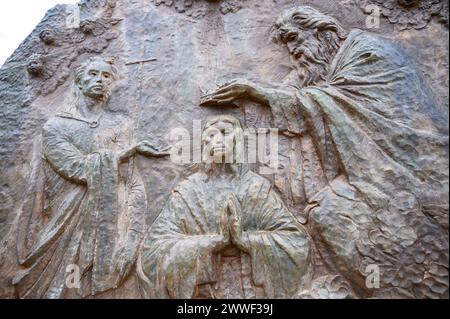 Die Krönung Mariens – das fünfte ruhmreiche Geheimnis des Rosenkranzes. Eine Reliefskulptur auf dem Berg Podbrdo (der Hügel der Erscheinungen) in Medjugorje. Stockfoto