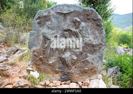 Die Krönung Mariens – das fünfte ruhmreiche Geheimnis des Rosenkranzes. Eine Reliefskulptur auf dem Berg Podbrdo (der Hügel der Erscheinungen) in Medjugorje. Stockfoto