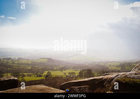 Sonnige Landschaft mit sanften Hügeln und klarem Himmel, ideal für Reisen und Naturthemen in Brimham Rocks in North Yorkshire Stockfoto