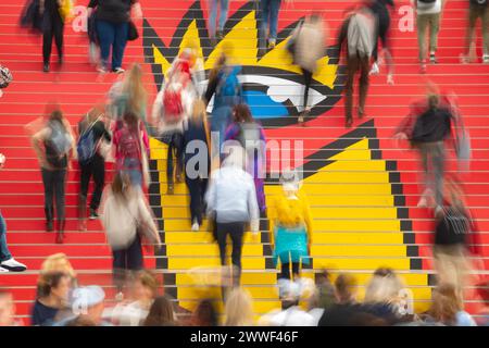 Besucher laufen auf einer Treppe mit dem Logo zur Buchmesse Leipzig am 22.03.2024 in der Glashalle der Leipziger Messe. Mehr als 2000 Ausstellerinnen und Aussteller aus 40 Laendern nehmen Teil. Auf dem Messegelaende sind parallel die Manga-Comic-Con seit 10 Jahren und die Antiquariatsmesse seit 30 Jahren dabei. Nach der Frankfurter Buchmesse ist die Leipziger Buchmesse derzeit die zweitgroesste Deutschlands. Besucher gehen eine Treppe mit dem Logo hinauf zur Leipziger Buchmesse, die am 22. März 2024 in der Glashalle der Leipziger Messe liest. Mehr als 2.000 Aussteller aus 40 Ländern Stockfoto