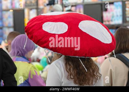 Eine Cosplayerin traegt einen Hut, der wie ein Fliegenpilz aussieht, auf der Manga-Comic-Con am 22.03.2024 auf der Leipziger Messe. Mehr als 2000 Ausstellerinnen und Aussteller aus 40 Laendern nehmen Teil. Auf dem Messegelaende sind parallel die Manga-Comic-Con seit 10 Jahren und die Antiquariatsmesse seit 30 Jahren dabei. Nach der Frankfurter Buchmesse ist die Leipziger Buchmesse derzeit die zweitgroesste Deutschlands. Ein Cosplayer trägt einen Hut, der auf der Manga Comic Con am 22. März 2024 auf der Leipziger Messe wie ein Fliegenpilz aussieht. Mehr als 2.000 Aussteller aus 40 c Stockfoto