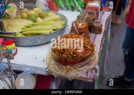 Salsa macha mit knusprigen Tortillas an einem Straßenstand. Stockfoto