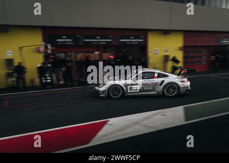 Scarperia, Firenze, Italien. März 2024. 973 der Porsche 911 GT3 Cup des Teams HRT Performance steht kurz vor einem Boxenstopp und Fahrerwechsel während des Hankook 12H Rennens auf dem Mugello Circuit (Foto: © Luca Martini/ZUMA Press Wire) NUR ZUR REDAKTIONELLEN VERWENDUNG! Nicht für kommerzielle ZWECKE! Stockfoto