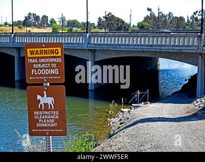 Warnschilder auf dem Alameda Creek Trail im Alameda County, Kalifornien, Stockfoto