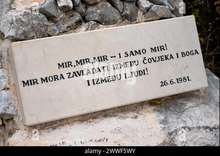 "Frieden, Frieden, Frieden..." - Die Stelle auf dem Podbrdo in Medjugorje, wo am dritten Tag der Erscheinungen die Jungfrau Maria vom Frieden sprach. Stockfoto