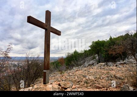 "Frieden, Frieden, Frieden..." - Die Stelle auf dem Podbrdo in Medjugorje, wo am dritten Tag der Erscheinungen die Jungfrau Maria vom Frieden sprach. Stockfoto