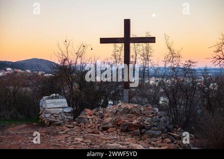 "Frieden, Frieden, Frieden..." - Die Stelle auf dem Podbrdo in Medjugorje, wo am dritten Tag der Erscheinungen die Jungfrau Maria vom Frieden sprach. Stockfoto