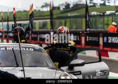 Scarperia, Firenze, Italien. März 2024. 911 Porsche 911 GT3 Cup des Teams Hankook Wettbewerb während des Fahrerwechsels und der Boxenstopp beim Hankook 12H Rennen auf dem Mugello Circuit (Credit Image: © Luca Martini/ZUMA Press Wire) NUR REDAKTIONELLE VERWENDUNG! Nicht für kommerzielle ZWECKE! Stockfoto