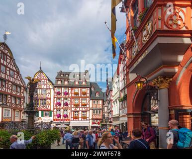 Marktplatz, Fachwerkhäuser, Freiluftrestaurant, St.. Michaelsbrunnen St. Michaels Brunnen, Rathaus Bernkastel-Kues Mosel Rheinland-P Stockfoto