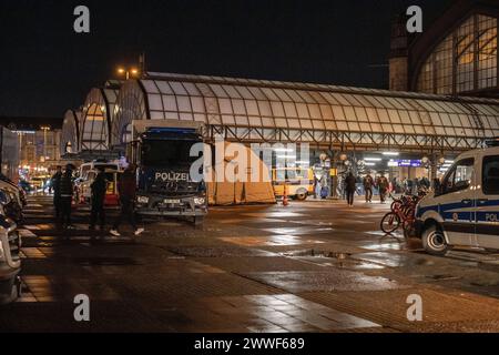 Die Bundespolizei hat zusammen mit der Landespolizei, DB Sicherheit und der Hochbahn am Hamburger Hauptbahnhof in der Samstagnacht die Waffenkontrollzone kontrolliert. Diverse Waffen wurden sichergestellt. *** Die Bundespolizei, zusammen mit der Landespolizei DB Sicherheit und der Hochbahn, hat am Samstagabend die Waffenkontrollzone am Hamburger Hauptbahnhof überprüft. Verschiedene Waffen wurden beschlagnahmt Copyright: xBlaulicht-News.dex Stockfoto