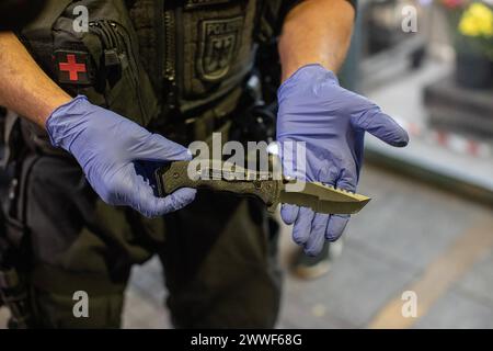 Die Bundespolizei hat zusammen mit der Landespolizei, DB Sicherheit und der Hochbahn am Hamburger Hauptbahnhof in der Samstagnacht die Waffenkontrollzone kontrolliert. Diverse Waffen wurden sichergestellt. *** Die Bundespolizei, zusammen mit der Landespolizei DB Sicherheit und der Hochbahn, hat am Samstagabend die Waffenkontrollzone am Hamburger Hauptbahnhof überprüft. Verschiedene Waffen wurden beschlagnahmt Copyright: xBlaulicht-News.dex Stockfoto