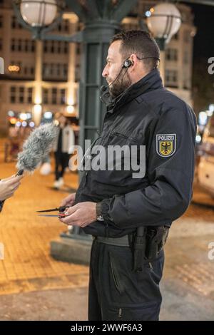 Die Bundespolizei hat zusammen mit der Landespolizei, DB Sicherheit und der Hochbahn am Hamburger Hauptbahnhof in der Samstagnacht die Waffenkontrollzone kontrolliert. Diverse Waffen wurden sichergestellt. *** Die Bundespolizei, zusammen mit der Landespolizei DB Sicherheit und der Hochbahn, hat am Samstagabend die Waffenkontrollzone am Hamburger Hauptbahnhof überprüft. Verschiedene Waffen wurden beschlagnahmt Copyright: xBlaulicht-News.dex Stockfoto