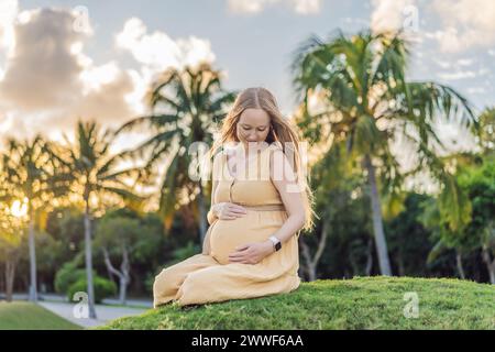 Ruhige Szene, in der eine schwangere Frau friedliche Momente im Park genießt, die Ruhe der Natur genießt und während ihrer Schwangerschaft Trost findet Stockfoto