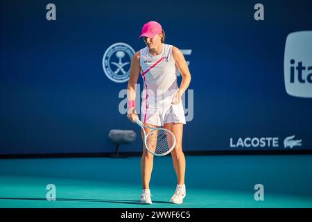 IgA Swiatek (POL) gegen Camila Giorgi (ITA) während des Tennisweltturniers bei den Miami Open 2024 powered by Itau. Miami Gardens, FL, USA. März 2024. Quelle: Yaroslav Sabitov/YES Market Media/Alamy Live News. Stockfoto