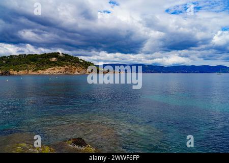 Blick auf die Landschaft von Cap Benat, einem kap am Mittelmeer in Bormes-les-Mimosas in der Nähe von Le Lavandou an der französischen Riviera Cote d’Azur Stockfoto