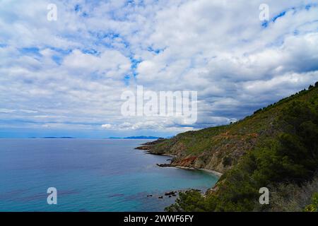 Blick auf die Landschaft von Cap Benat, einem kap am Mittelmeer in Bormes-les-Mimosas in der Nähe von Le Lavandou an der französischen Riviera Cote d’Azur Stockfoto