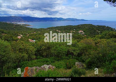 Blick auf die Landschaft von Cap Benat, einem kap am Mittelmeer in Bormes-les-Mimosas in der Nähe von Le Lavandou an der französischen Riviera Cote d’Azur Stockfoto