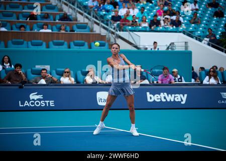 IgA Swiatek (POL) gegen Camila Giorgi (ITA) während des Tennisweltturniers bei den Miami Open 2024 powered by Itau. Miami Gardens, FL, USA. März 2024. Quelle: Yaroslav Sabitov/YES Market Media/Alamy Live News. Stockfoto