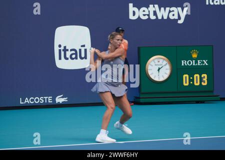 IgA Swiatek (POL) gegen Camila Giorgi (ITA) während des Tennisweltturniers bei den Miami Open 2024 powered by Itau. Miami Gardens, FL, USA. März 2024. Quelle: Yaroslav Sabitov/YES Market Media/Alamy Live News. Stockfoto