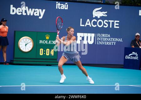 IgA Swiatek (POL) gegen Camila Giorgi (ITA) während des Tennisweltturniers bei den Miami Open 2024 powered by Itau. Miami Gardens, FL, USA. März 2024. Quelle: Yaroslav Sabitov/YES Market Media/Alamy Live News. Stockfoto