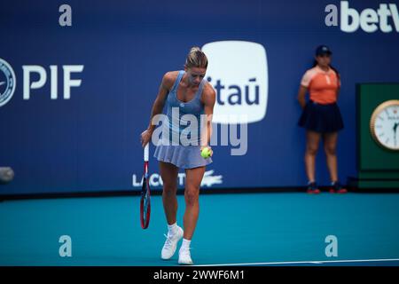 IgA Swiatek (POL) gegen Camila Giorgi (ITA) während des Tennisweltturniers bei den Miami Open 2024 powered by Itau. Miami Gardens, FL, USA. März 2024. Quelle: Yaroslav Sabitov/YES Market Media/Alamy Live News. Stockfoto