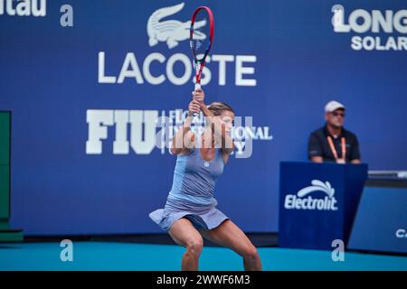 IgA Swiatek (POL) gegen Camila Giorgi (ITA) während des Tennisweltturniers bei den Miami Open 2024 powered by Itau. Miami Gardens, FL, USA. März 2024. Quelle: Yaroslav Sabitov/YES Market Media/Alamy Live News. Stockfoto