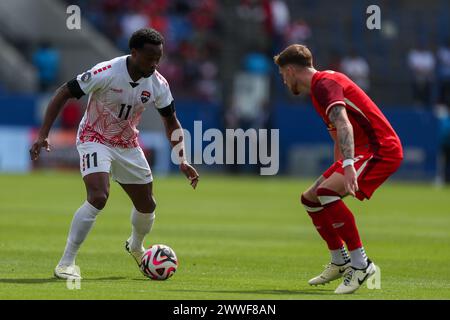 Frisco, Texas, USA. März 2024. LEVI GRACIA (11) aus Trinidad und Tobago versucht, den Kanadier IJOEL WATERMAN (5) bei ihrem Spiel der CONCACAF Nations League am Samstag im Toyota Stadium in Frisco, Texas, zu übertreffen. (Kreditbild: © Brian McLean/ZUMA Press Wire) NUR REDAKTIONELLE VERWENDUNG! Nicht für kommerzielle ZWECKE! Quelle: ZUMA Press, Inc./Alamy Live News Stockfoto