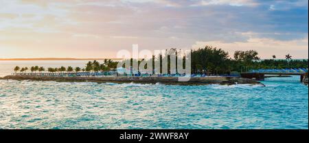 COCO CAY, BAHAMAS - 1. Februar 2024: Coco Cay ist ein Hafen auf den Bahamas. Es ist eine Privatinsel, die an Royal Caribbean für die Nutzung von Passepartout vermietet wurde Stockfoto