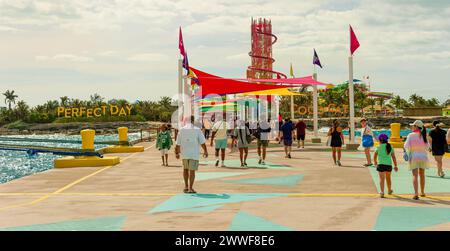 COCO CAY, BAHAMAS - 1. Februar 2024: Coco Cay ist ein Hafen auf den Bahamas. Es ist eine Privatinsel, die an Royal Caribbean für die Nutzung von Passepartout vermietet wurde Stockfoto