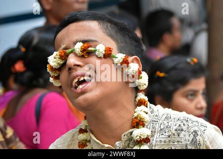 Kalkutta, Indien. März 2024. Ein blinder Schüler einer Blindenschule in Kalkutta, während der Flower Holi Celebration. (Foto: Suraranjan Nandi/Pacific Press) Credit: Pacific Press Media Production Corp./Alamy Live News Stockfoto