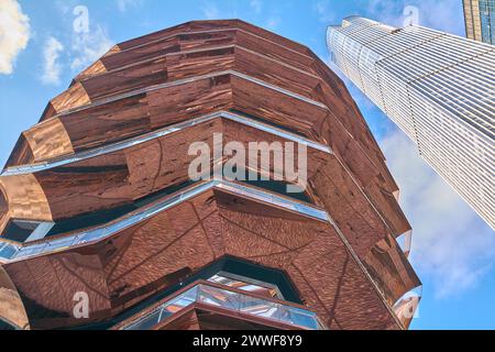Nueva York, USA - 23. März 2024: Ein ikonischer Blick auf New Yorks berühmte Kunststruktur inmitten einer pulsierenden urbanen Umgebung unter klarem blauem Himmel. Stockfoto
