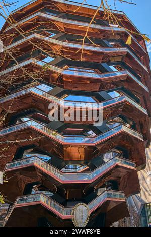 Nueva York, USA - 23. März 2024: Ein klarer Himmel unterstreicht die majestätische Präsenz des Schiffes und macht es zu einem zentralen Punkt in der geschäftigen Umgebung der Stadt. Stockfoto