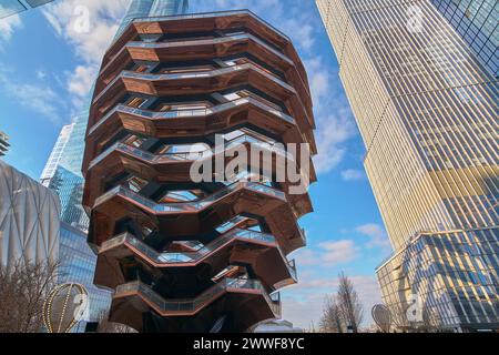 Nueva York, USA - 23. März 2024: Das Schiff mit seinem einzigartigen Design und seiner Lage in Hudson Yards ist zu einem interessanten Ort für Liebhaber von Archit geworden Stockfoto