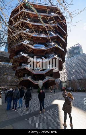 Nueva York, USA - 23. März 2024: Ein atemberaubender Blick auf das Schiff, ein berühmtes architektonisches Gebäude in New York, umgeben von Wolkenkratzern und geschäftigem Treiben Stockfoto