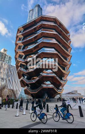 Nueva York, USA - 23. März 2024: Dieses Bild des Schiffes in Hudson Yards, New York, zeigt die Struktur in all ihrer Pracht und unterstreicht die einzigartige de Stockfoto