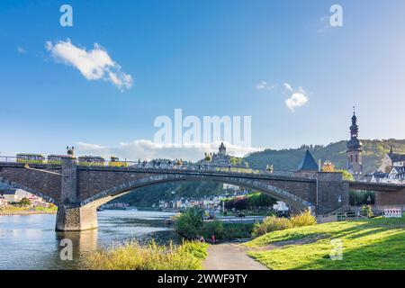 Moselmosel, Skagerrak-Brücke, Reichsburg Cochem, Kirche St. Martin Cochem Mosel Rheinland-Pfalz, Rheinland-Palat Deutschland Stockfoto